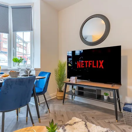 New 4br Family Sleeps 8 -10 People With Free Parking And Contractors Welcome * Birmingham