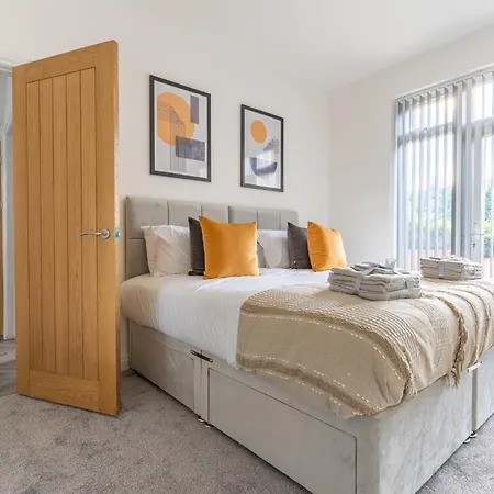 Apartment New 4br Family Sleeps 8 -10 People With Free Parking And Contractors Welcome