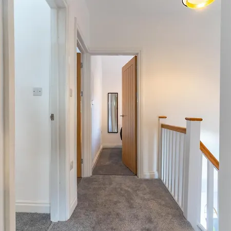Apartment New 4br Family Sleeps 8 -10 People With Free Parking And Contractors Welcome