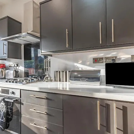 Apartment New 4br Family Sleeps 8 -10 People With Free Parking And Contractors Welcome