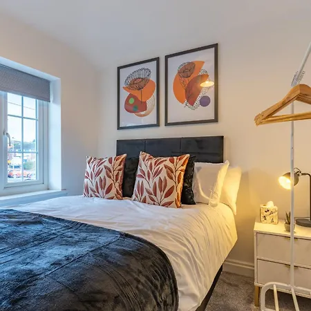 Apartment New 4br Family Sleeps 8 -10 People With Free Parking And Contractors Welcome *