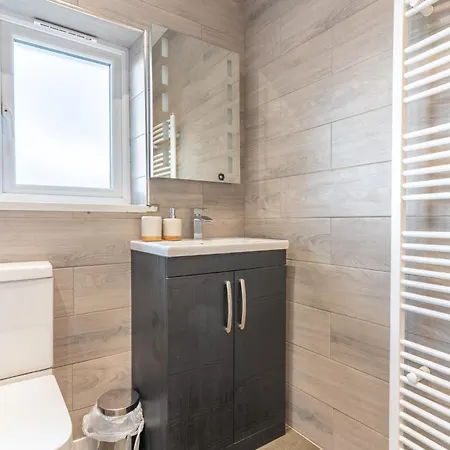 Apartment New 4br Family Sleeps 8 -10 People With Free Parking And Contractors Welcome