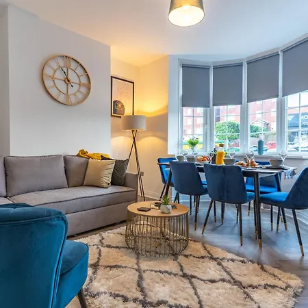 Apartment New 4br Family Sleeps 8 -10 People With Free Parking And Contractors Welcome