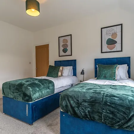 Apartment New 4br Family Sleeps 8 -10 People With Free Parking And Contractors Welcome *