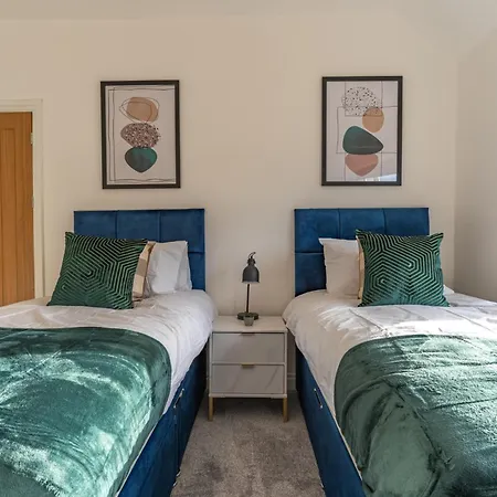 Apartment New 4br Family Sleeps 8 -10 People With Free Parking And Contractors Welcome *