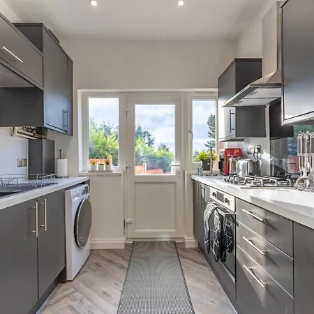 New 4br Family Sleeps 8 -10 People With Free Parking And Contractors Welcome