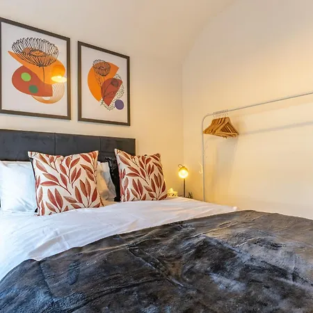 Apartment New 4br Family Sleeps 8 -10 People With Free Parking And Contractors Welcome Birmingham